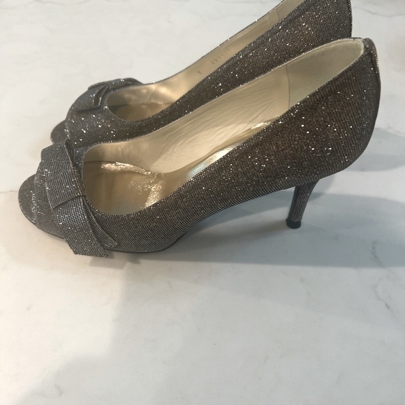 Size 9 WIDE Stuart weitzman bowover open toe pumps in pyrite nocturn. - Picture 3 of 8